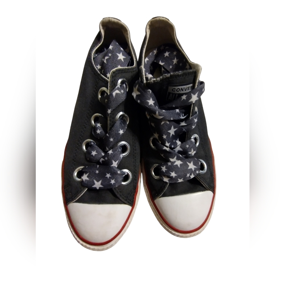 EUC like new! Gray low top all star converse with burgundy wide star laces